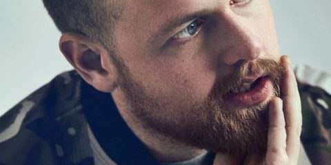 TOM WALKER debutta con LEAVE A LIGHT ON